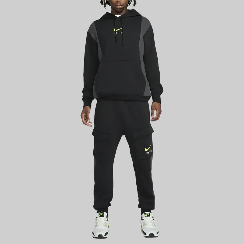 Nike Men’s Panel Tracksuit in Black